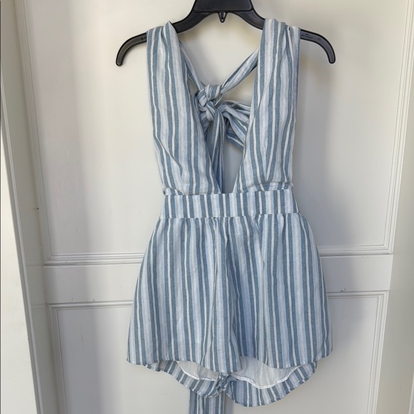 MAJORELLE Callie Romper in Blue Chambray Seersucker Revolve Women’s Medium - Picture 2 of 16